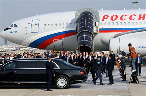 普京到达北京，中方高规格接待，现场铺设红