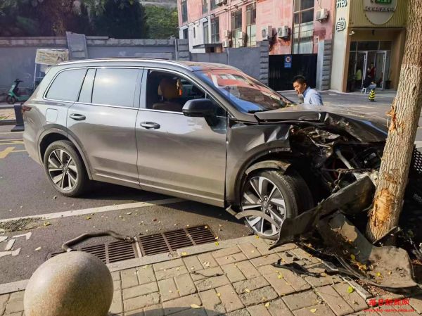 理想新能源汽车疑设计存缺陷 遇交通事故车