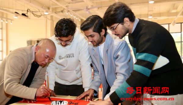 外国友人在赣沉浸式感受传统中国年