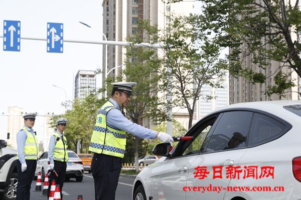 烟台交警第五大队重拳出击 高新区掀起酒醉