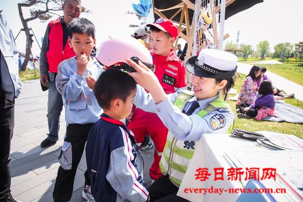 “海岸春韵·向阳花开”：交通安全与社区美