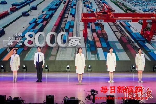 做“钢铁驼队”的青年“破壁者”