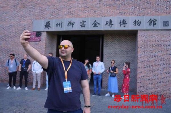 各国青年代表感受中华传统非遗文化