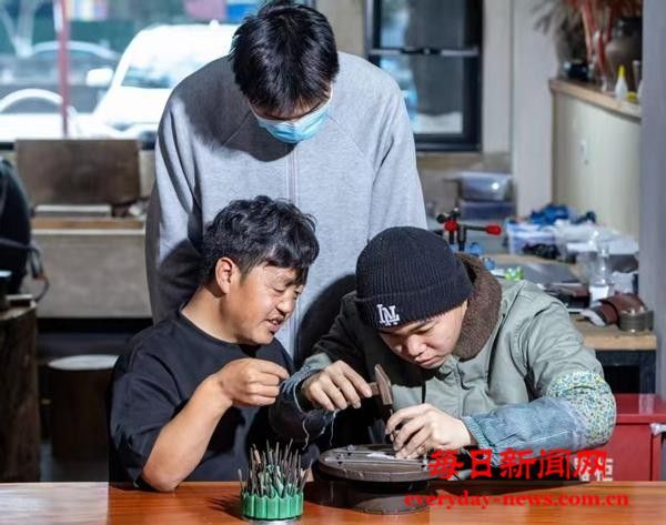 非遗“乌铜走银”给了他最渴望的尊严