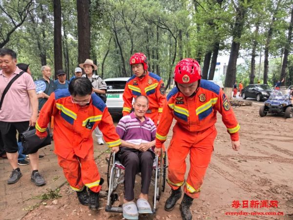 新华全媒+丨北京：暴雨中的营救