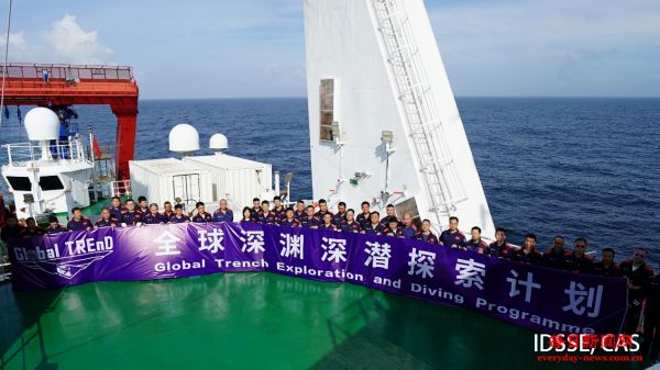 万米海底，“奋斗者”号发现生命绿洲