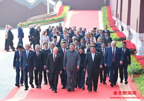 时政微观察丨铭记历史的时刻，必定被历史所