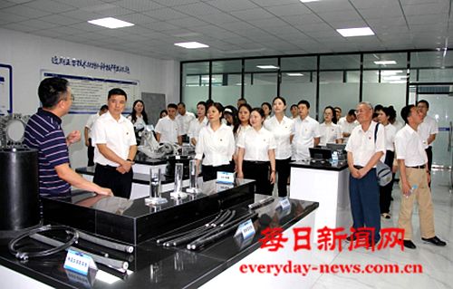 广元市纪委监委驻市经信局纪检监察组立足职