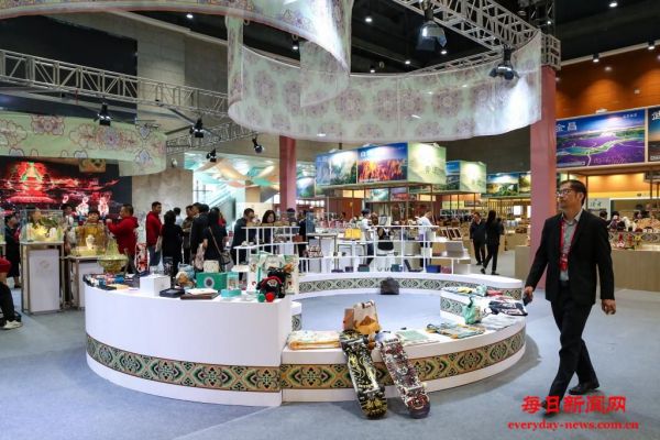 “视角转换”萌生新意 多项展览亮相敦煌