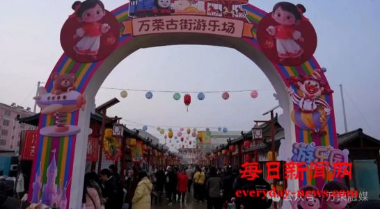 万荣锦里古街：影视模仿秀 新年引游人