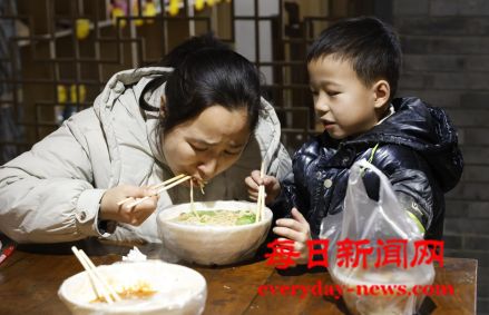 万荣：锦里古街人气旺