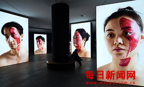 将50个鞋底印在脸上，《痕迹》杨烨炘艺术