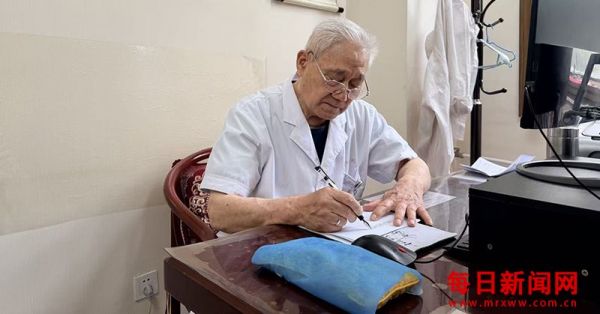 八旬医者坚守临床一线四十余载——记北京体