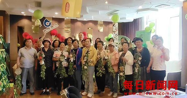 浓情端午 朝阳银行向老人献上一片爱心