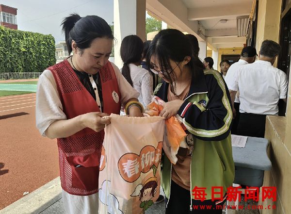 陕西榆林佳县：“春柳计划”为留守女童送上