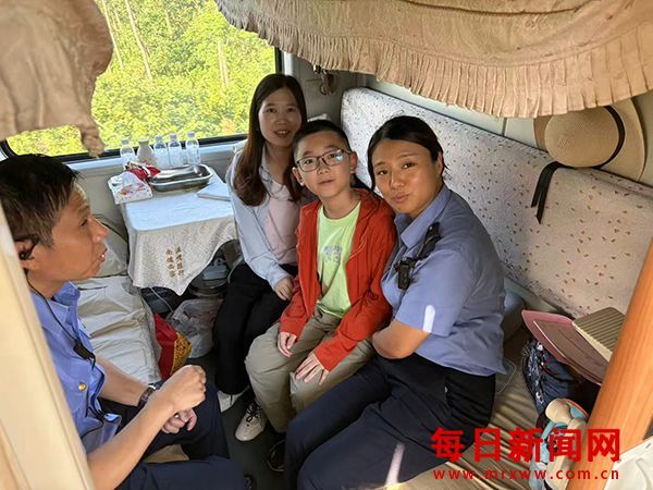 危情施援手  夏日暖人心